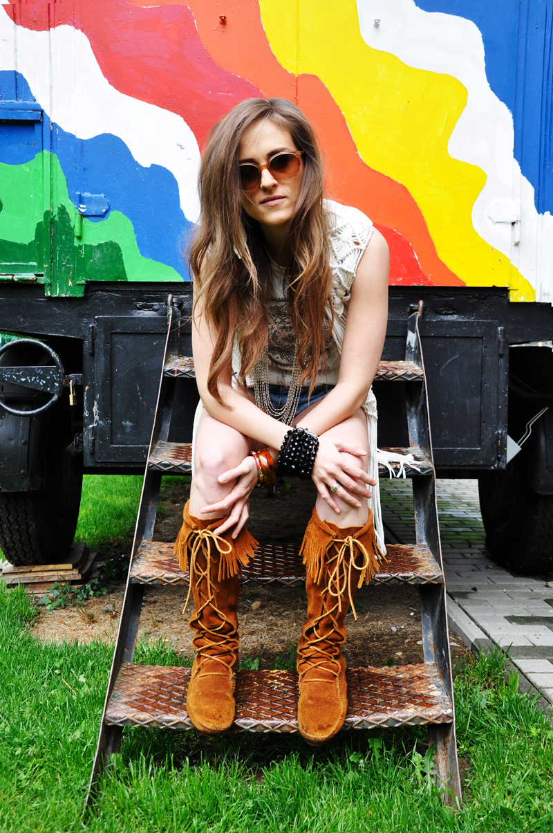 In love with Boho. Strickgilet und T-Shirt von H&M, Shorts von Forever 21, Schuhe von Steve Madden und Sonnenbrille von VIU.