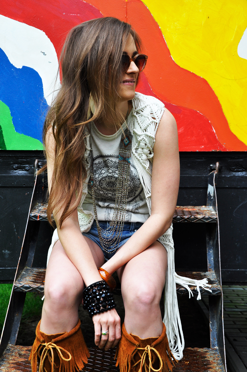 In love with Boho. Strickgilet und T-Shirt von H&M, Shorts von Forever 21, Schuhe von Steve Madden und Sonnenbrille von VIU.