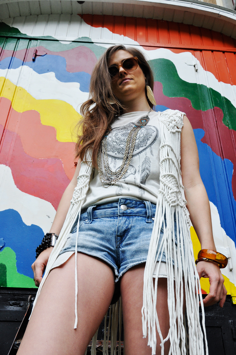 In love with Boho. Strickgilet und T-Shirt von H&M, Shorts von Forever 21, Schuhe von Steve Madden und Sonnenbrille von VIU.