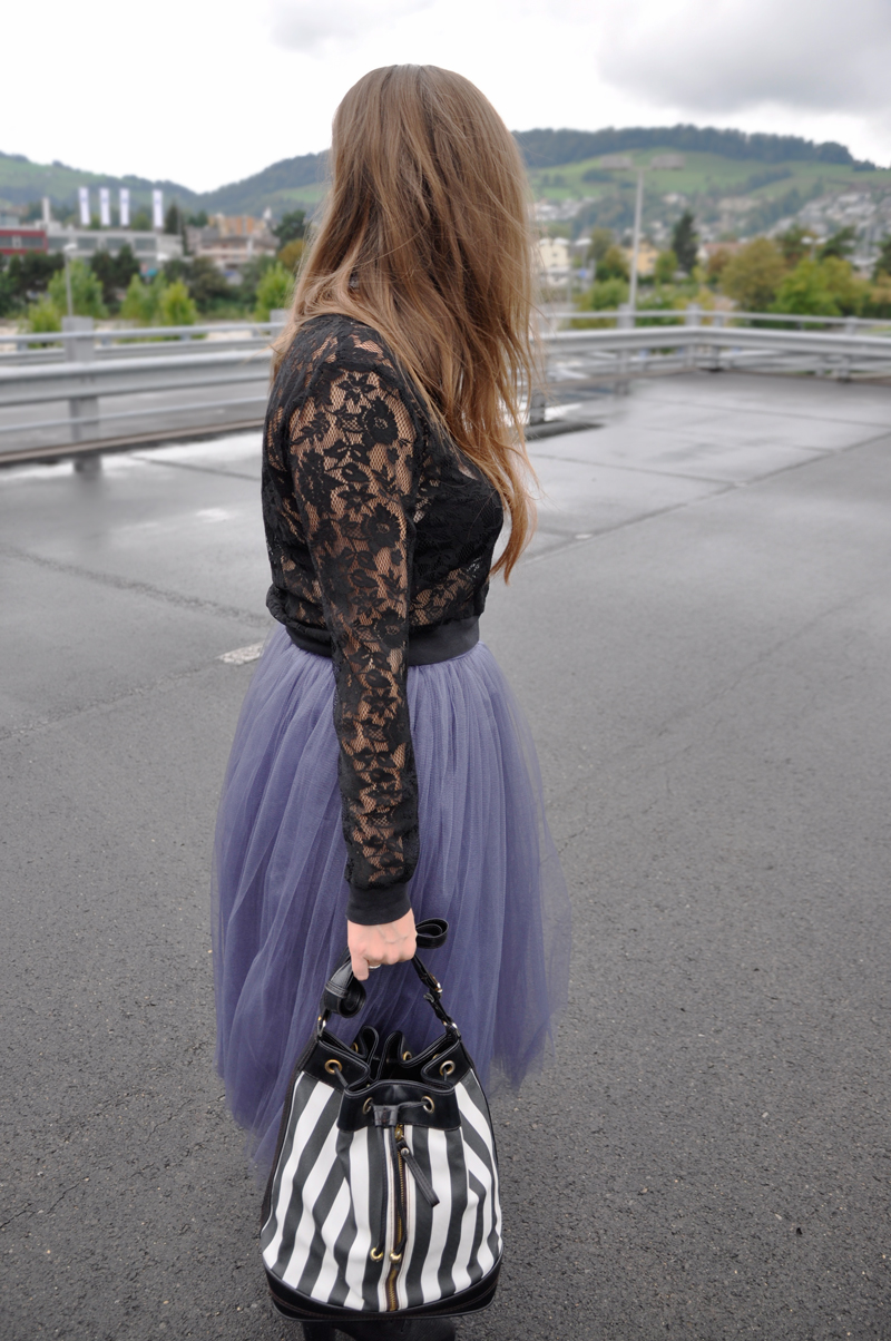 Carrie Bradshaws Look is back. Violetter Tüllrock von Asos, dazu Plateauschuhe von H&M und ein transparenter Pullover ebenfalls von H&M. Dazu ein Bandana und eine gestreifte Tasche von Fizzen.