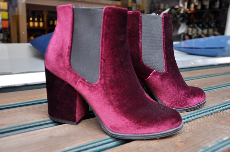 Skinny Jeans mit einer Rüschen-Bluse dazu eine Bomberjacke mit Blumenmuster von Zara und rote Samtschuhe von Zalando.