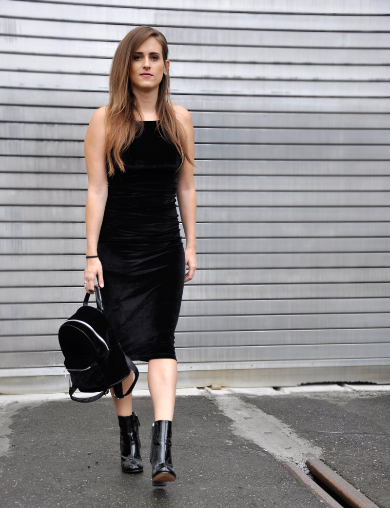 It's all about velvet. Schwarze Lederjacke von Zara mit einem schwarzen Samtkleid von ASOS. Dazu Lackstiefel von H&M und ein Samtrucksack von Zalando.