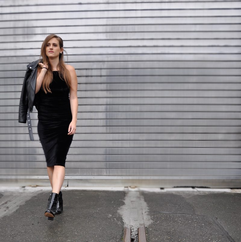 It's all about velvet. A leatherjacket with a black velvet dress. Shoes from H&M with a velvet backpack from Zalando.