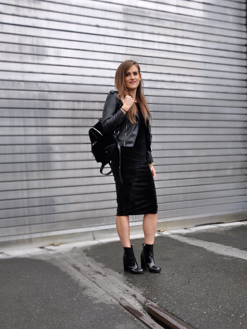 It's all about velvet. Schwarze Lederjacke von Zara mit einem schwarzen Samtkleid von ASOS. Dazu Lackstiefel von H&M und ein Samtrucksack von Zalando.