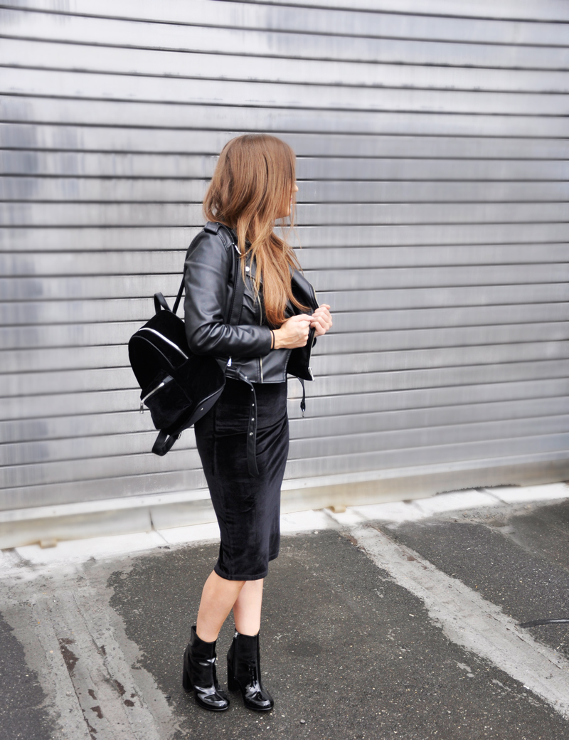 It's all about velvet. A leatherjacket with a black velvet dress. Shoes from H&M with a velvet backpack from Zalando.