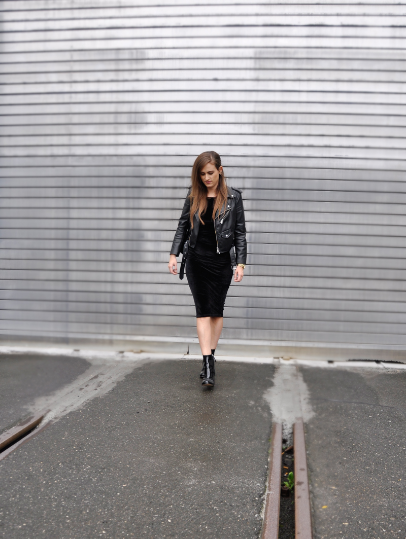 It's all about velvet. A leatherjacket with a black velvet dress. Shoes from H&M with a velvet backpack from Zalando.