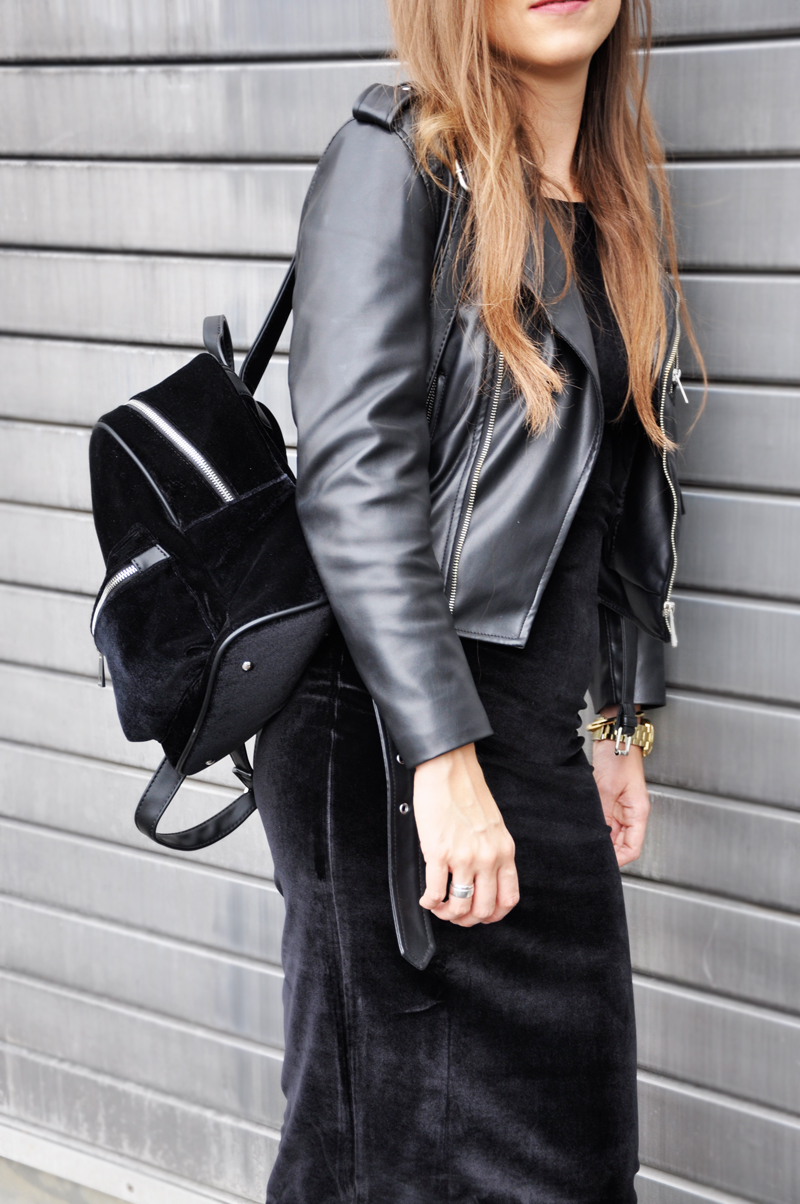 It's all about velvet. Schwarze Lederjacke von Zara mit einem schwarzen Samtkleid von ASOS. Dazu Lackstiefel von H&M und ein Samtrucksack von Zalando.