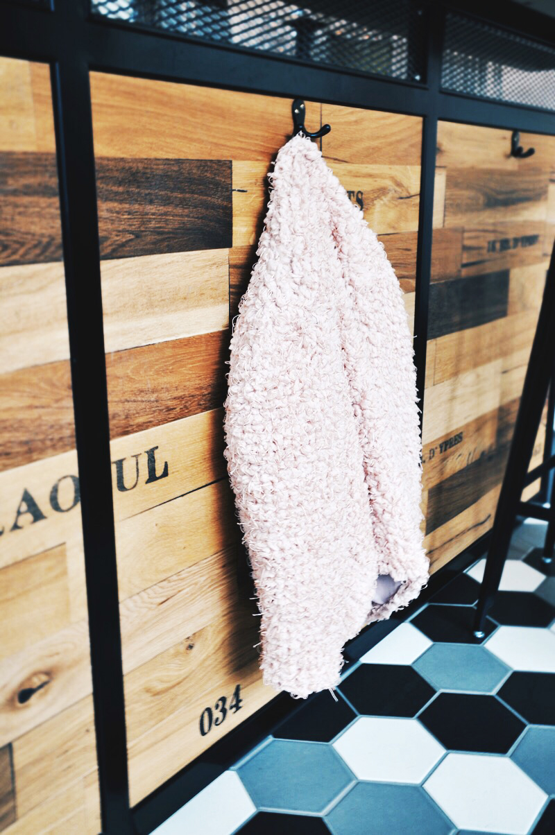 Fleece-Jacket Chloé from TooChé with skinny pants from Topshop. A black Shirt from H&M with Boots from Steve Madden. The bag is from River Island and my Make-up and Lipstick from MAC Cosmetics.