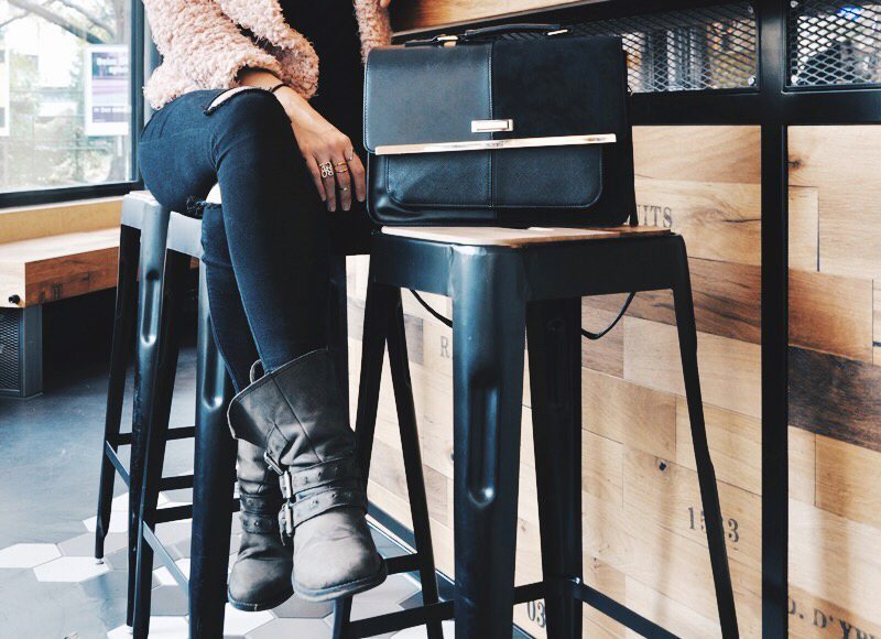 Fleece-Jacket Chloé from TooChé with skinny pants from Topshop. A black Shirt from H&M with Boots from Steve Madden. The bag is from River Island and my Make-up and Lipstick from MAC Cosmetics.