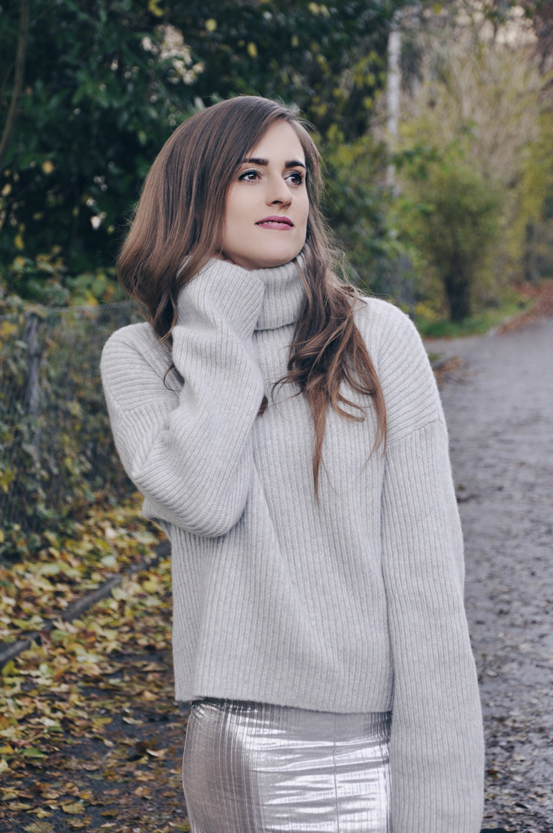 Rock in Silber und grauer Rollkragenpullover von H&M, dazu weisse Sneakers von Zalando und Tasche von River Island.