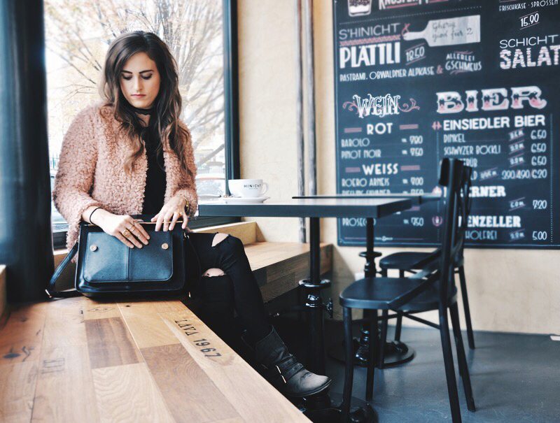 Fleece-Jacket Chloé from TooChé with skinny pants from Topshop. A black Shirt from H&M with Boots from Steve Madden. The bag is from River Island and my Make-up and Lipstick from MAC Cosmetics.