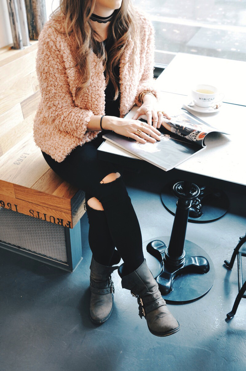 Fleece-Jacket Chloé from TooChé with skinny pants from Topshop. A black Shirt from H&M with Boots from Steve Madden. The bag is from River Island and my Make-up and Lipstick from MAC Cosmetics.