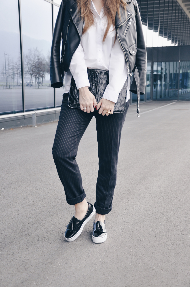 Nadelstreifen Hosen von Uniqlo dazu eine weisse Oversize Bluse von Asos und eine Lederjacke von Zara. Die Schuhe Sind von Bershka und die schwarze Lacktasche von Zalando.