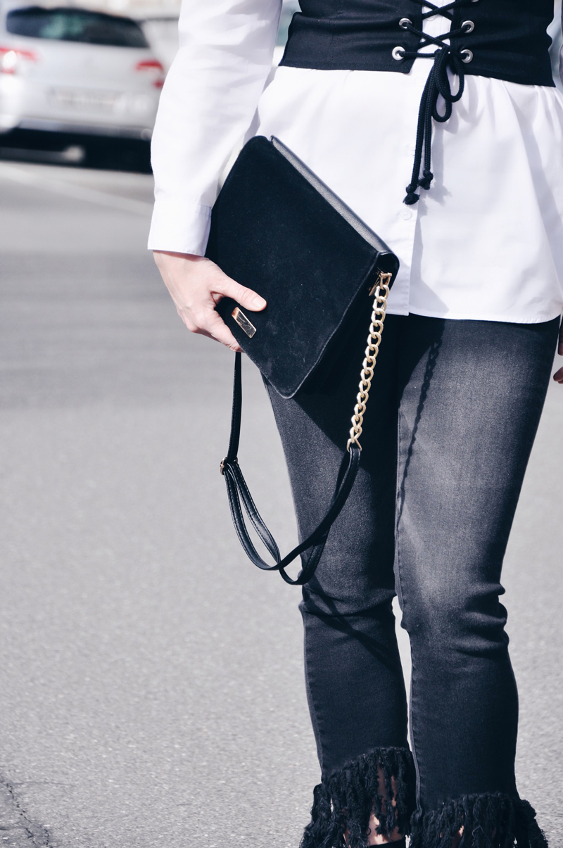 Springstyle with a white blouse from ASOS. Over the blouse a black corset from Zara. Black jeans are from Forever 21 and the shoes with a bow are from Zara too.