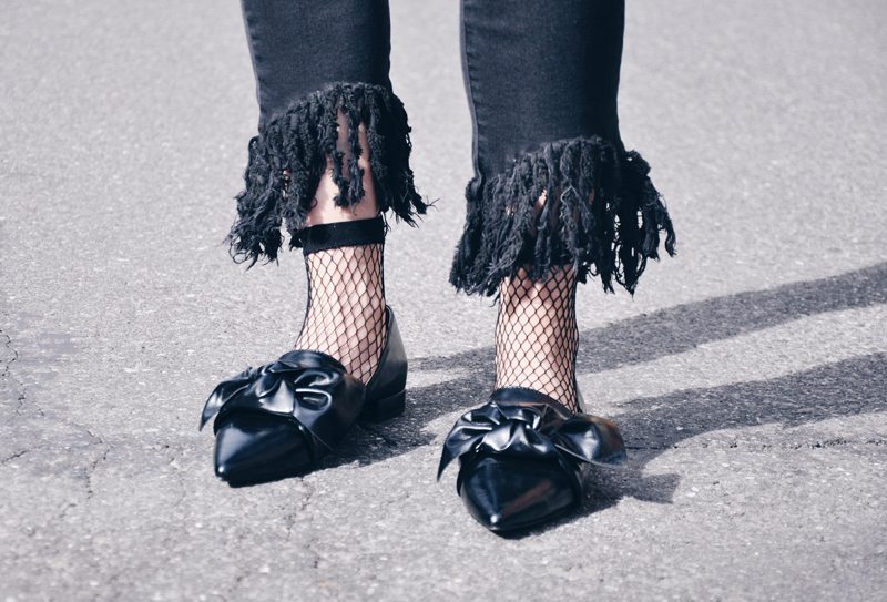 Frühlingslook mit einem schwarzen Korsett von Zara, darunter eine weisse Bluse von ASOS. Die schwarzen Hosen sind von Forver 21 und die Schuhe von Zara. 