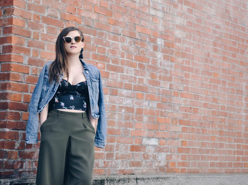 Frühlingsoutfit mit einem Bustier-Oberteil mit Blumenmuster von H&M, dazu eine Jeansjacke von American Eagle und eine grüne weite Hose von Uniqlo, weisse Sneakers auch von H&M und einer Sonnenbrille von Forever 21.