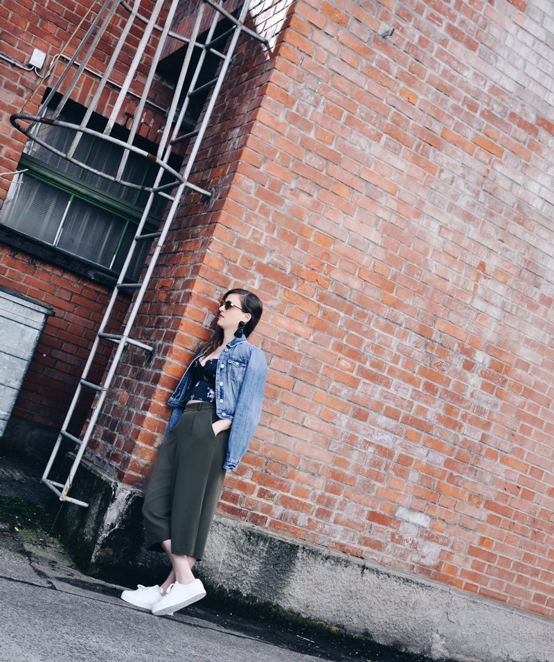 Frühlingsoutfit mit einem Bustier-Oberteil mit Blumenmuster von H&M, dazu eine Jeansjacke von American Eagle und eine grüne weite Hose von Uniqlo, weisse Sneakers auch von H&M und einer Sonnenbrille von Forever 21.