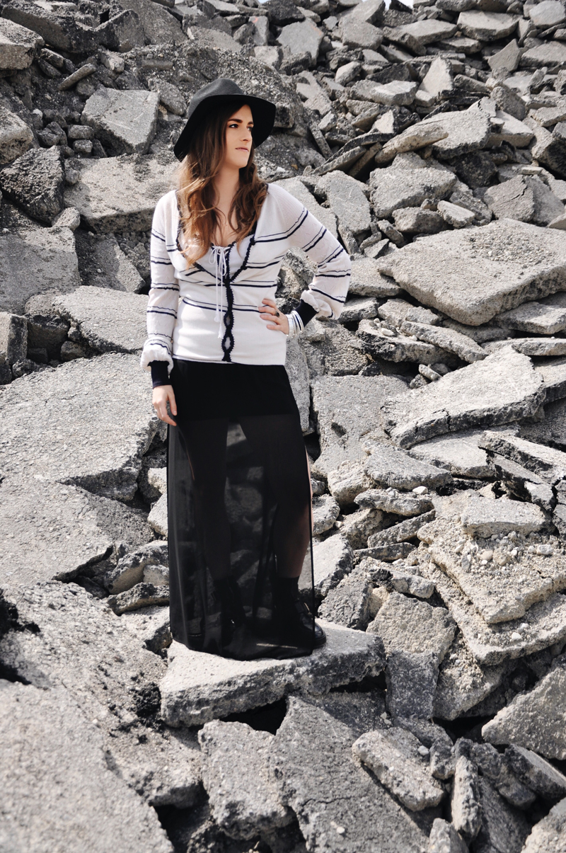 Fashionblogger, Andrea Steiner from Strawberries 'n' Champagne is wearing a cashmere jacket and top from Miriam Silder Collection. The skirt ist from H&M and the Boots from River Island.