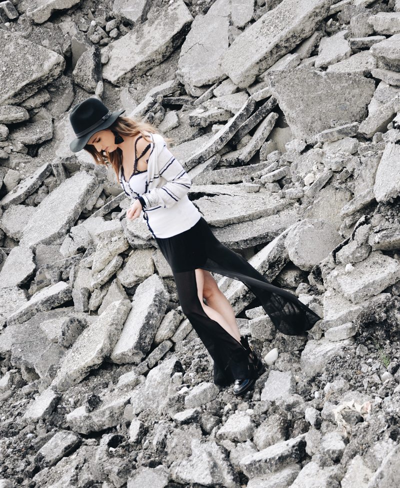 Fashionblogger, Andrea Steiner von Strawberries 'n' Champagne trägt eine Cashmere Jacke und Top von Miriam Silder Collection, dazu ein Rock von H&M und Schuhe Von River Island.