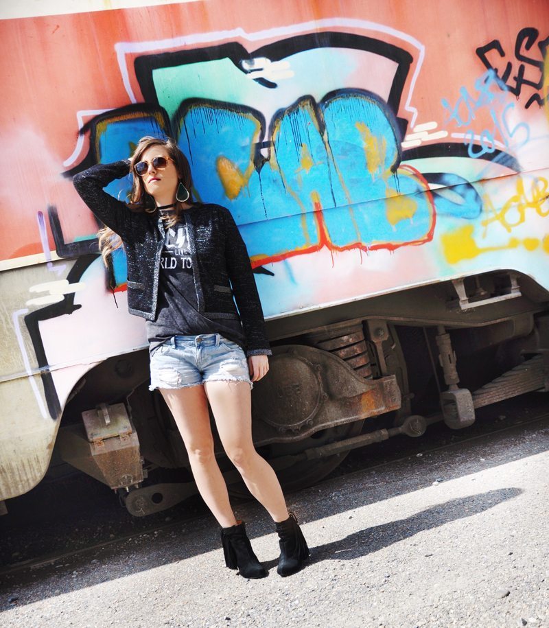 Fashionblogger, Andrea Steiner von Strawberries 'n' Champagne im Look Wild and Glamorous - Sie trägt eine Jacke von Miriam Silder Collection, dazu Shorts von Forever 21, ein AC/DC Shirt von H&M und Schuhe von Buffalo. Die Sonnenbrille ist von VIU und die Ohrringe ein Geschenk.