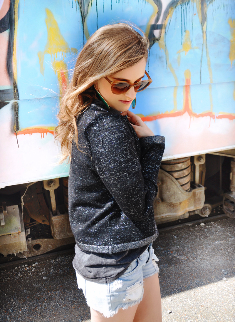 Fashionblogger, Andrea Steiner von Strawberries 'n' Champagne im Look Wild and Glamorous - Sie trägt eine Jacke von Miriam Silder Collection, dazu Shorts von Forever 21, ein AC/DC Shirt von H&M und Schuhe von Buffalo. Die Sonnenbrille ist von VIU und die Ohrringe ein Geschenk.