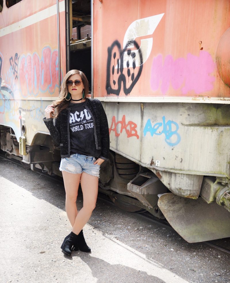 Fashionblogger, Andrea Steiner von Strawberries 'n' Champagne im Look Wild and Glamorous - Sie trägt eine Jacke von Miriam Silder Collection, dazu Shorts von Forever 21, ein AC/DC Shirt von H&M und Schuhe von Buffalo. Die Sonnenbrille ist von VIU und die Ohrringe ein Geschenk.