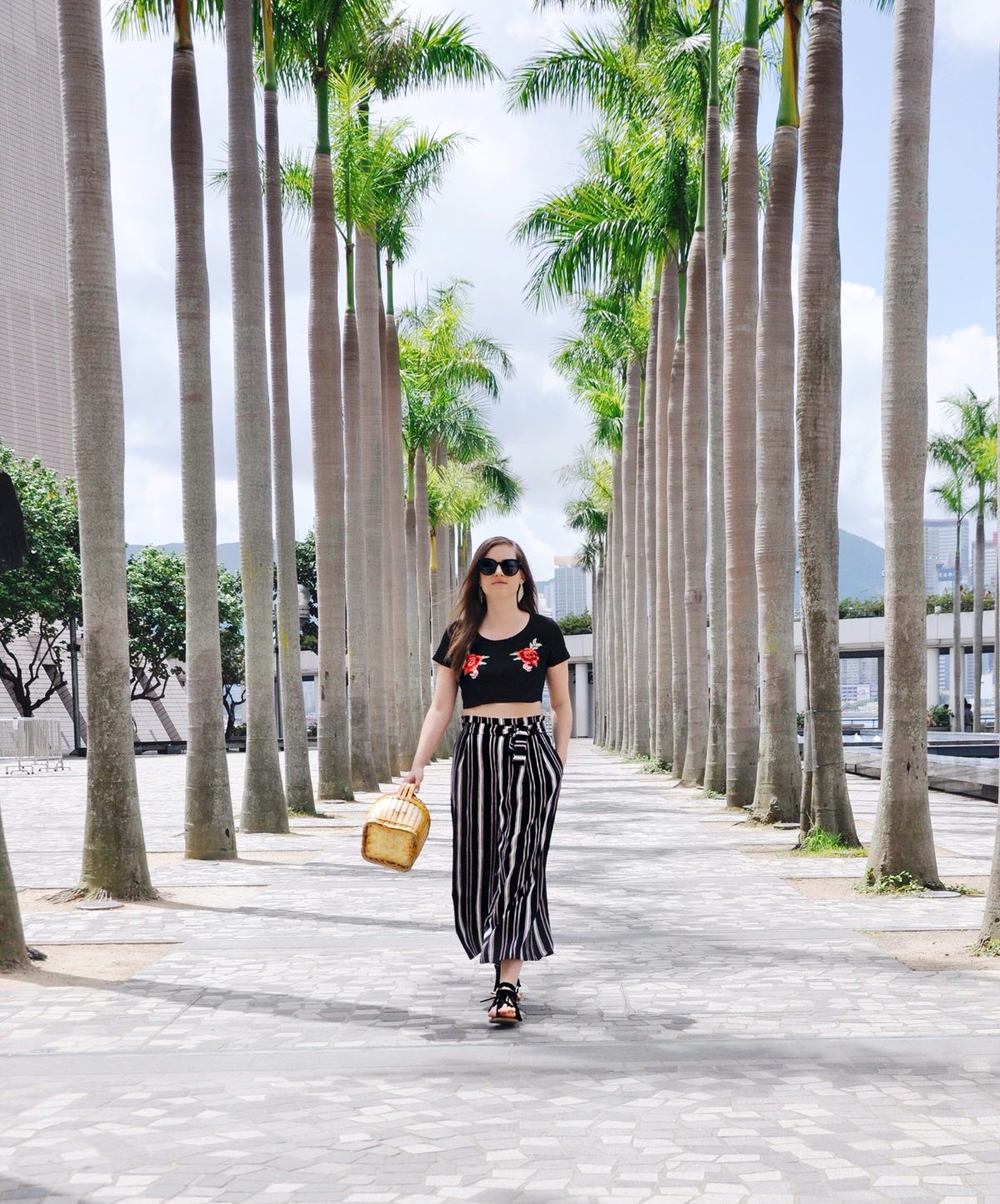 Andrea Steiner vom Mode Blog Strawberries n Champagne trägt ein casual Look in Hong Kong.