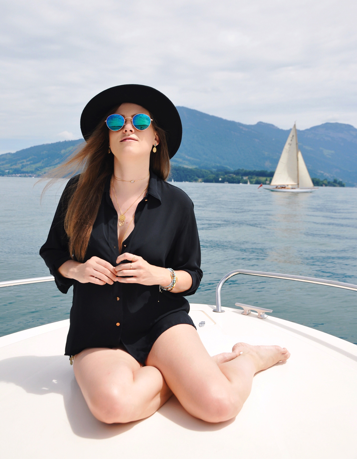 Fashionblogger, Andrea Steiner von Strawberries 'n' Champagne trägt Schmuck von NK Design aus Zürich, dazu Hut und Bluse von H&M.