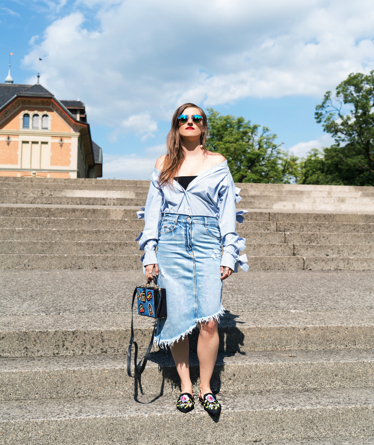 Fashionblogger Andrea Steiner from Strawberries 'n' Champagne is wearing a jeans skirt from Zara and a blouse with beuatiful bows on the arms from H&M. The bag is handmade from Shanghai and my Slippers are from Hong Kong. My Make up is from Mac Cosmetics and Sunglasses from H&M.