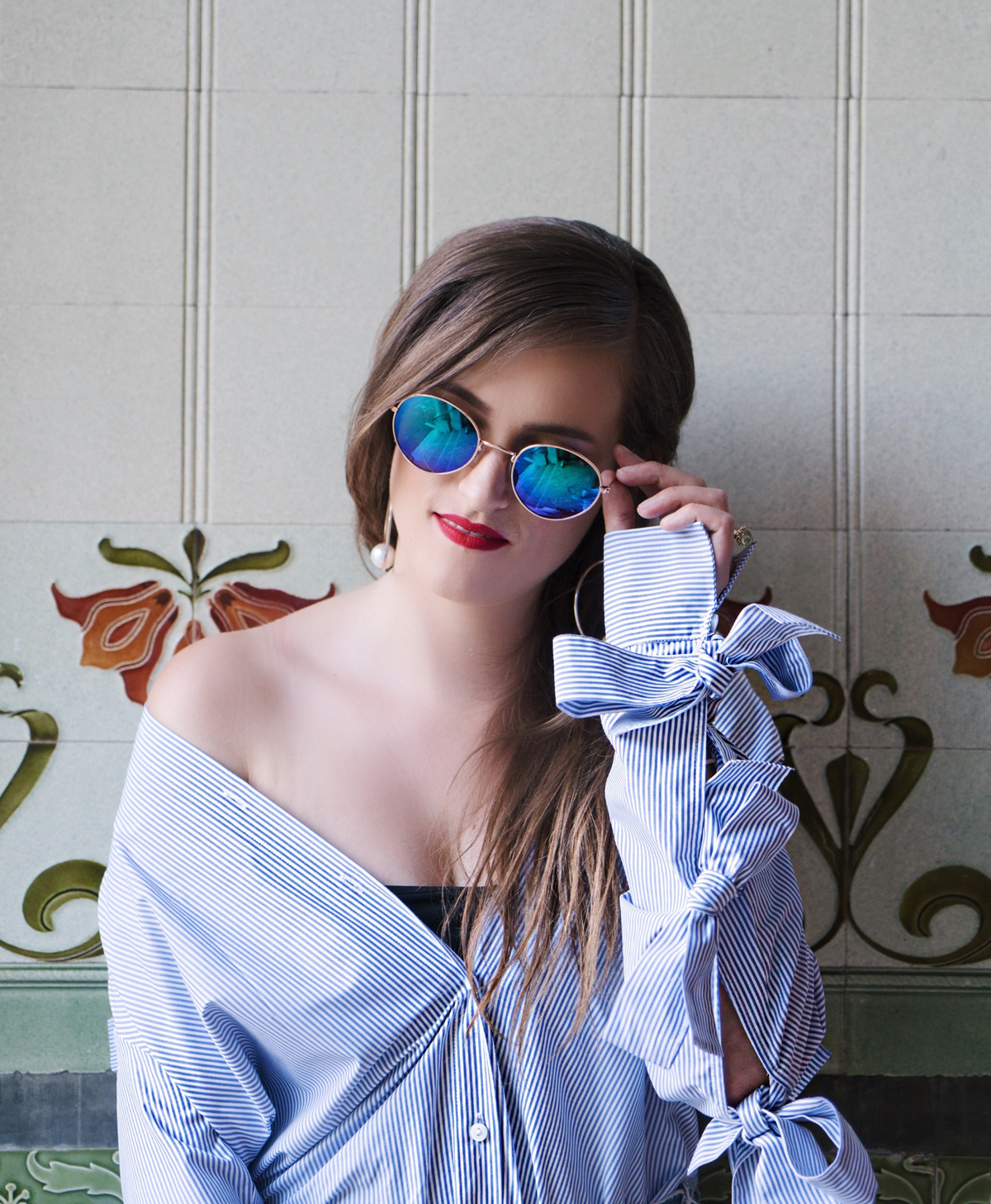 Fashionblogger Andrea Steiner from Strawberries 'n' Champagne is wearing a jeans skirt from Zara and a blouse with beuatiful bows on the arms from H&M. The bag is handmade from Shanghai and my Slippers are from Hong Kong. My Make up is from Mac Cosmetics and Sunglasses from H&M.