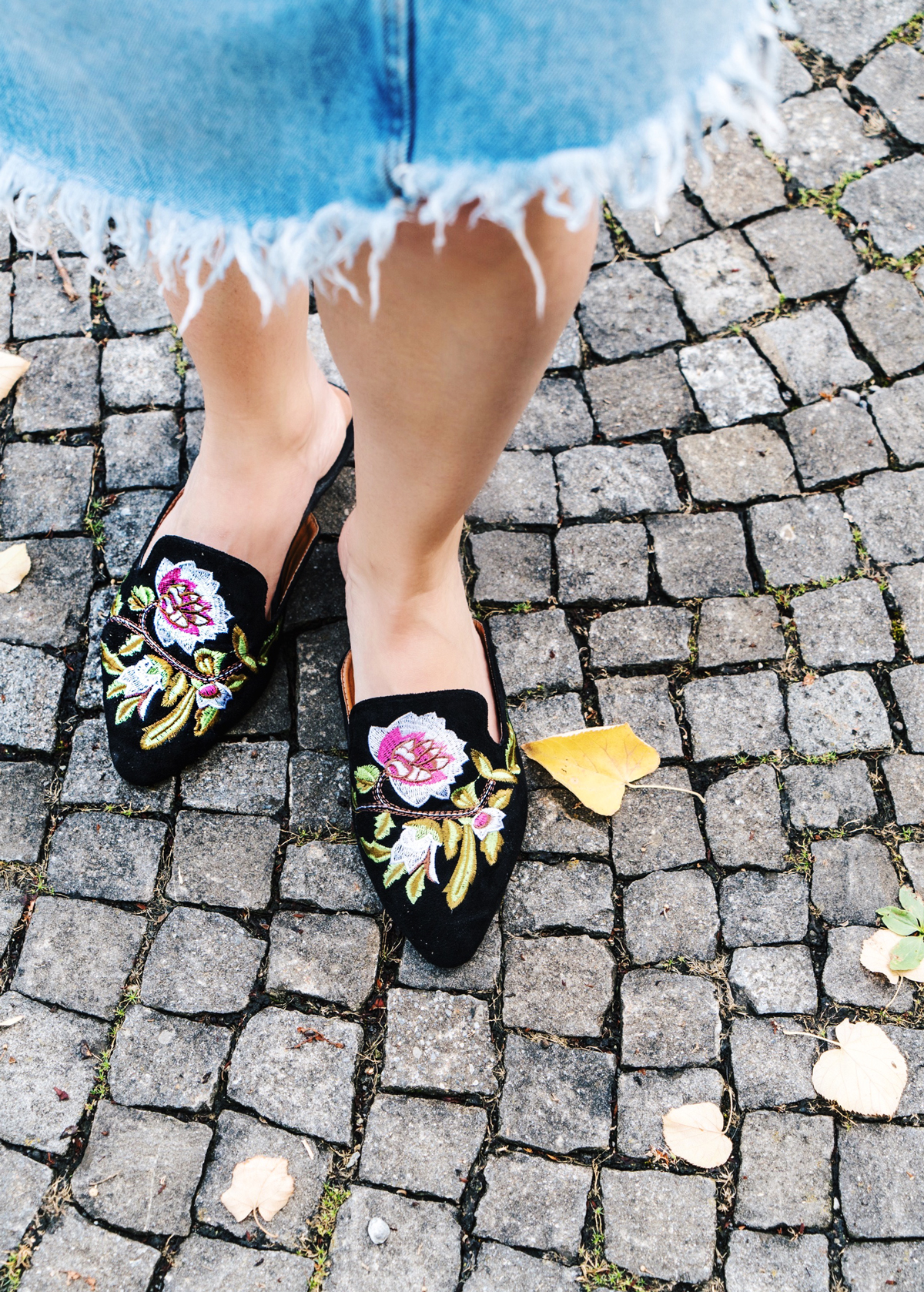 Fashionblogger Andrea Steiner from Strawberries 'n' Champagne is wearing a jeans skirt from Zara and a blouse with beuatiful bows on the arms from H&M. The bag is handmade from Shanghai and my Slippers are from Hong Kong. My Make up is from Mac Cosmetics and Sunglasses from H&M.