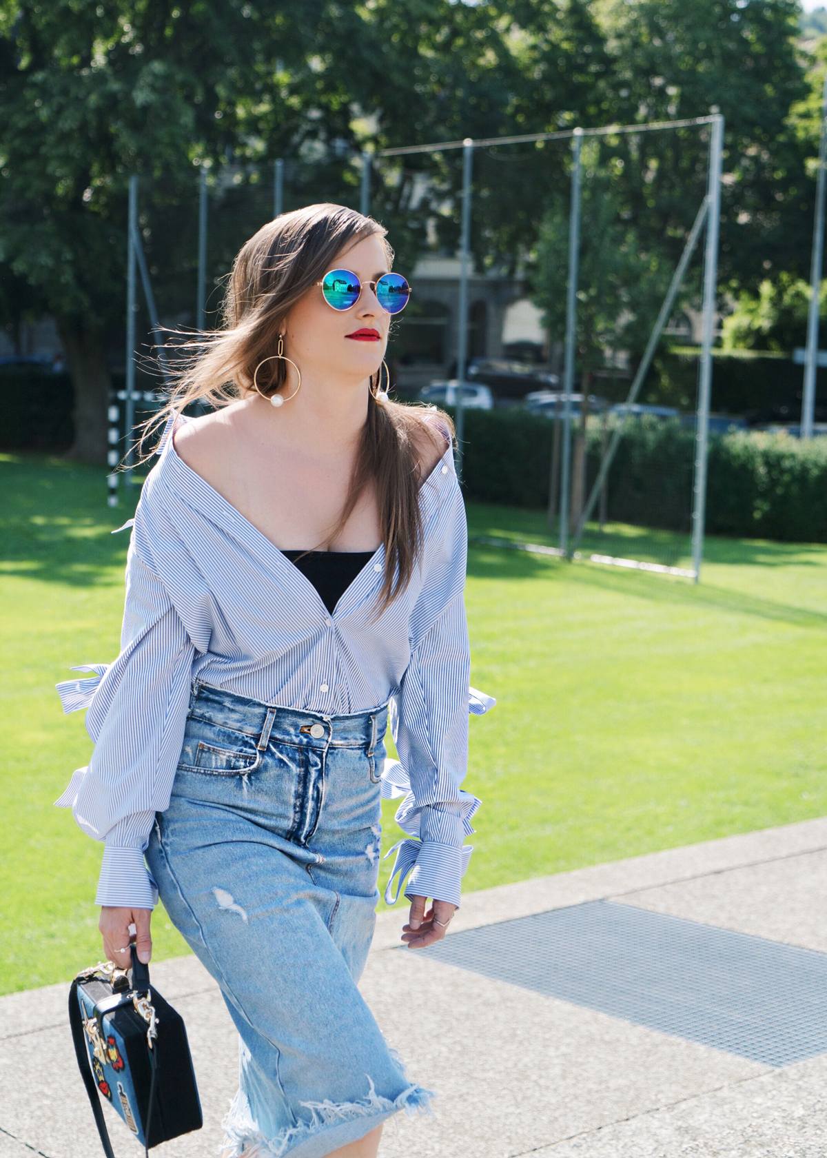 Fashionblogger Andrea Steiner from Strawberries 'n' Champagne is wearing a jeans skirt from Zara and a blouse with beuatiful bows on the arms from H&M. The bag is handmade from Shanghai and my Slippers are from Hong Kong. My Make up is from Mac Cosmetics and Sunglasses from H&M.