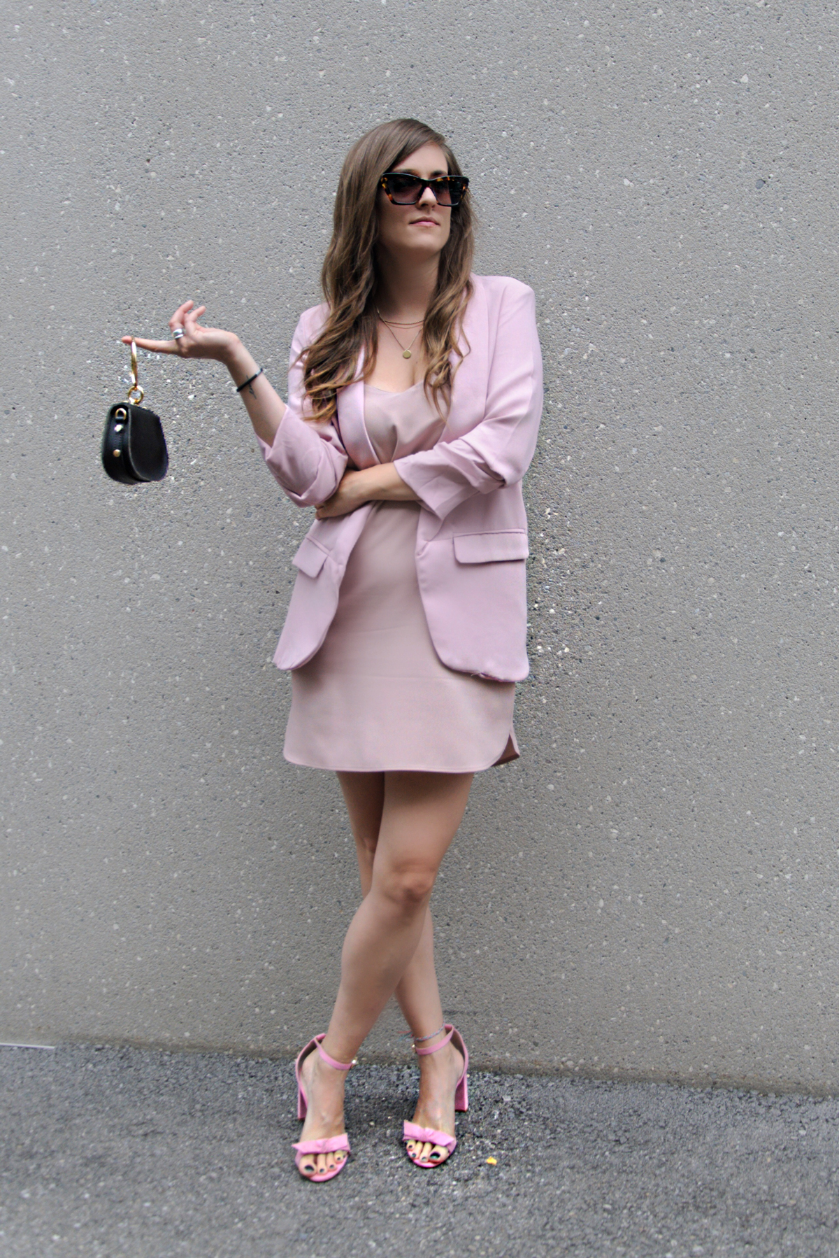 En Millennial Pink Pink Slipdress And Pink Blazer De Millennial Pink Pinkes Slipdress Und Pinker Blaze