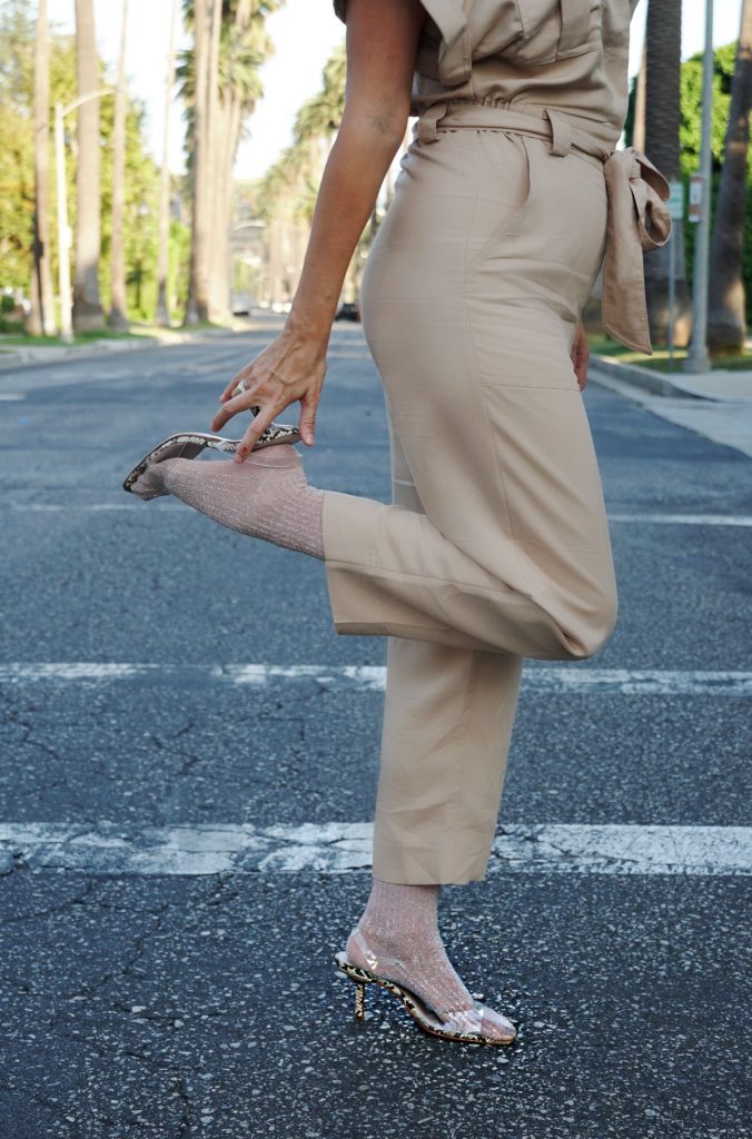 Andrea Steiner, Mode Bloggerin von Strawberries 'n' Champagne aus der Schweiz trägt einen Utility Overall mit Socken und High Heels.