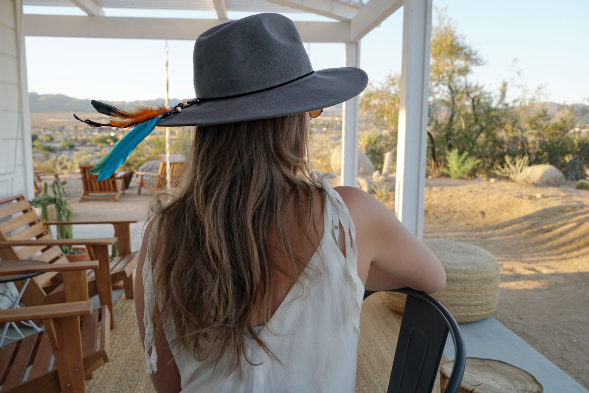 Andrea Steiner vom Mode Blog Strawberries 'n' Champagne aus der Schweiz trägt den nachhaltigen Brand "Long Time Sun", dazu einen Hut von "Free People"