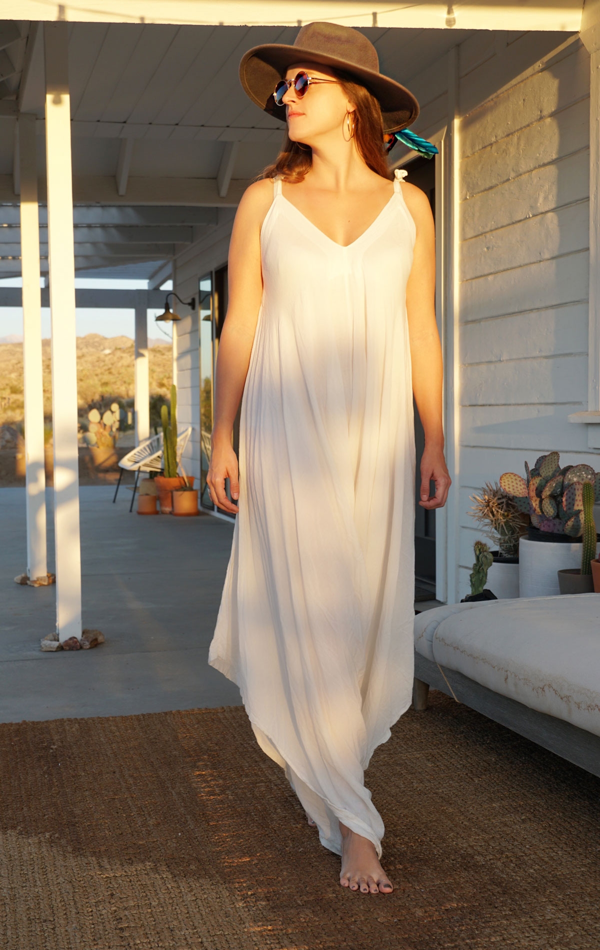 Andrea Steiner vom Mode Blog Strawberries 'n' Champagne aus der Schweiz trägt den nachhaltigen Brand "Long Time Sun", dazu einen Hut von "Free People"