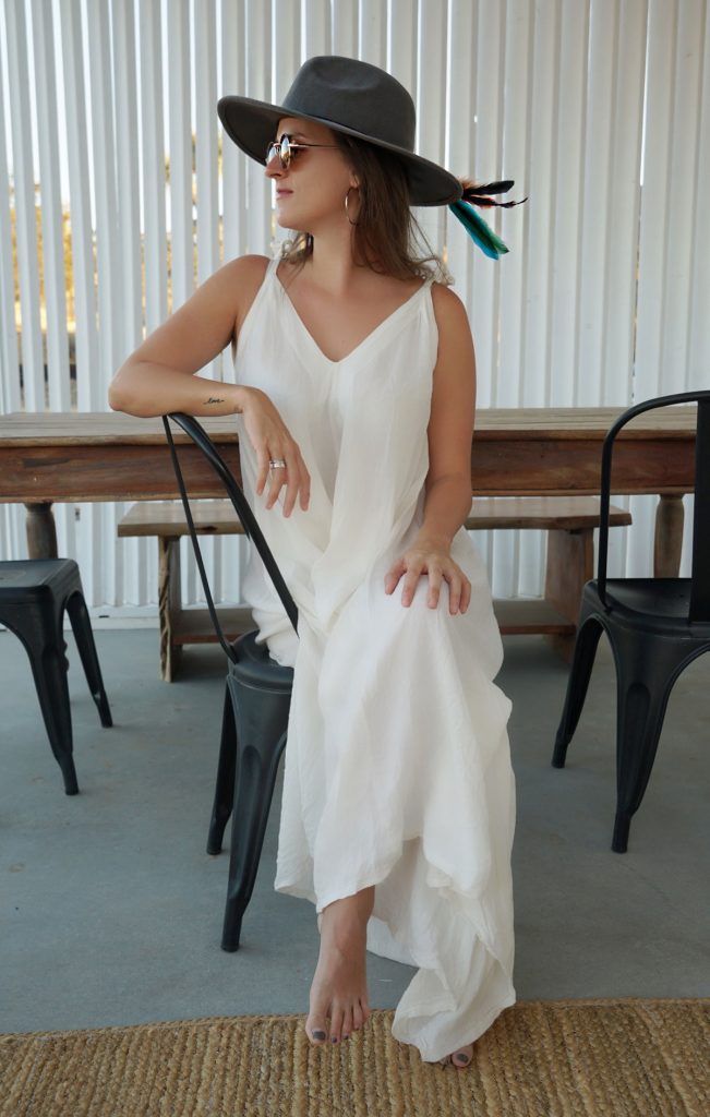 Andrea Steiner vom Mode Blog Strawberries 'n' Champagne aus der Schweiz trägt den nachhaltigen Brand "Long Time Sun", dazu einen Hut von "Free People"
