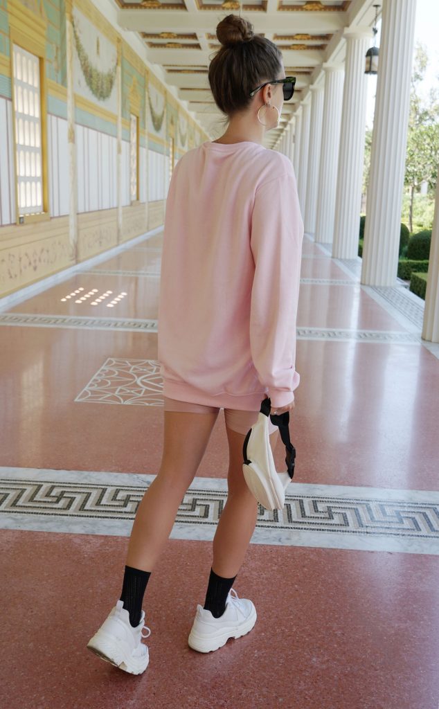 Andrea Steiner vom Mode Blog Strawberries 'n' Champagne aus der Schweiz trägt ein komplettes rosa Outfit mit Rosa Biker Shorts und einem rosa oversize Pullover.