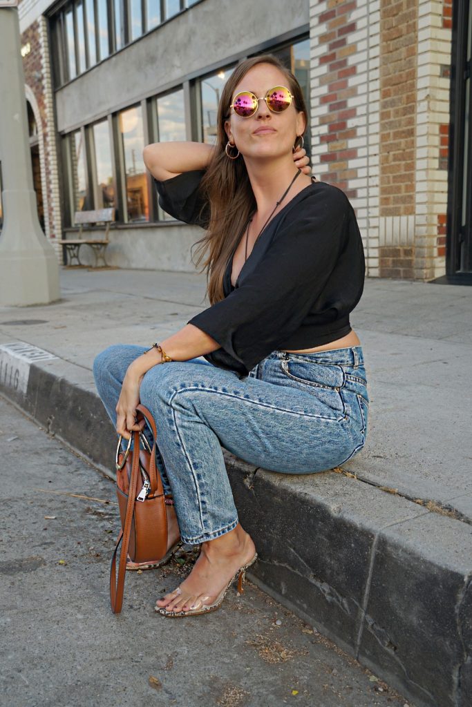 Andrea Steiner vom Mode Blog Strawberries 'n' Champagne aus der Schweiz trägt Mom Jeans und dazu ein kurzes Top.