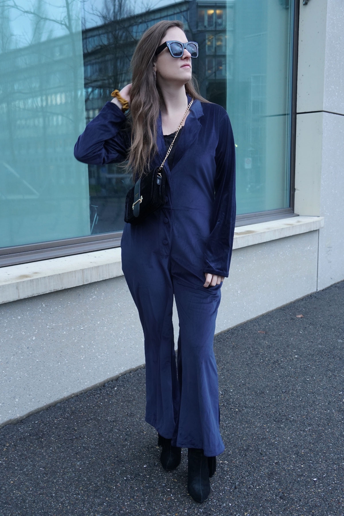 Andrea Steiner from fashion blog Strawberries 'n' Champagne based in Switzerland is wearing for Christmas season a dark blue velvet jumpsuit.