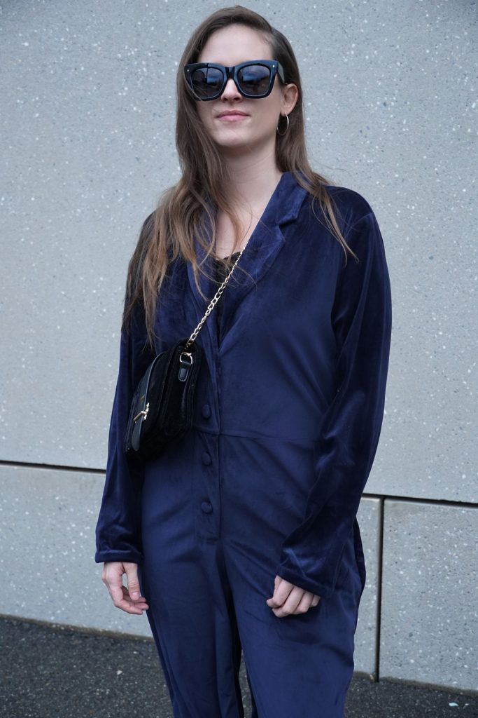 Andrea Steiner vom Mode Blog Strawberries 'n' Champagne aus der Schweiz trägt für die Festtage einen dunkelblauen Jumpsuit aus Samt.