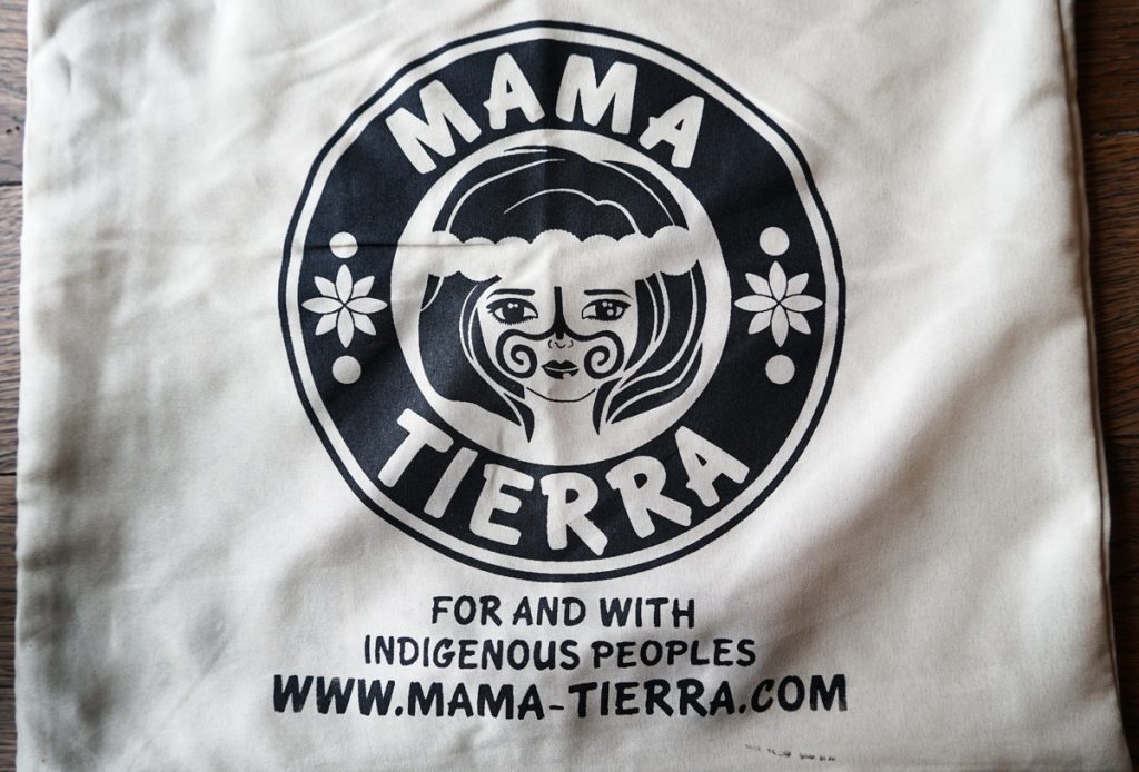 Andrea Steiner vom Mode Blog Strawberries 'n' Champagne aus der Schweiz trägt eine nachhaltig produzierte Tasche von Mama Tierra.