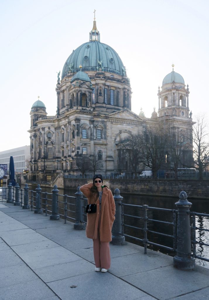 Andrea Steiner vom Mode Blog Strawberries 'n' Champagne trägt einen Teddy Mantel mit weiten Hosen für die Berlin Fashion Week.