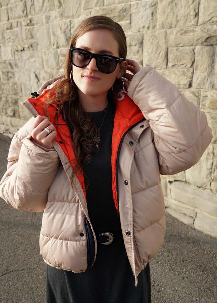 Andrea Steiner vom Mode Blog Strawberries 'n' Champagne aus der Schweiz trägt nachhaltig produzierte Kleider. Eine Winterkleid von Jungle Folk, eine Pufferjacke von Kings of Indigo und Schuhe von Nine to Five.