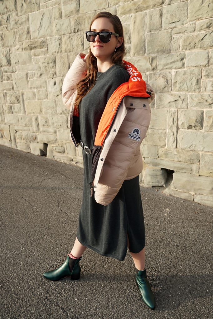 Andrea Steiner vom Mode Blog Strawberries 'n' Champagne aus der Schweiz trägt nachhaltig produzierte Kleider. Eine Winterkleid von Jungle Folk, eine Pufferjacke von Kings of Indigo und Schuhe von Nine to Five.