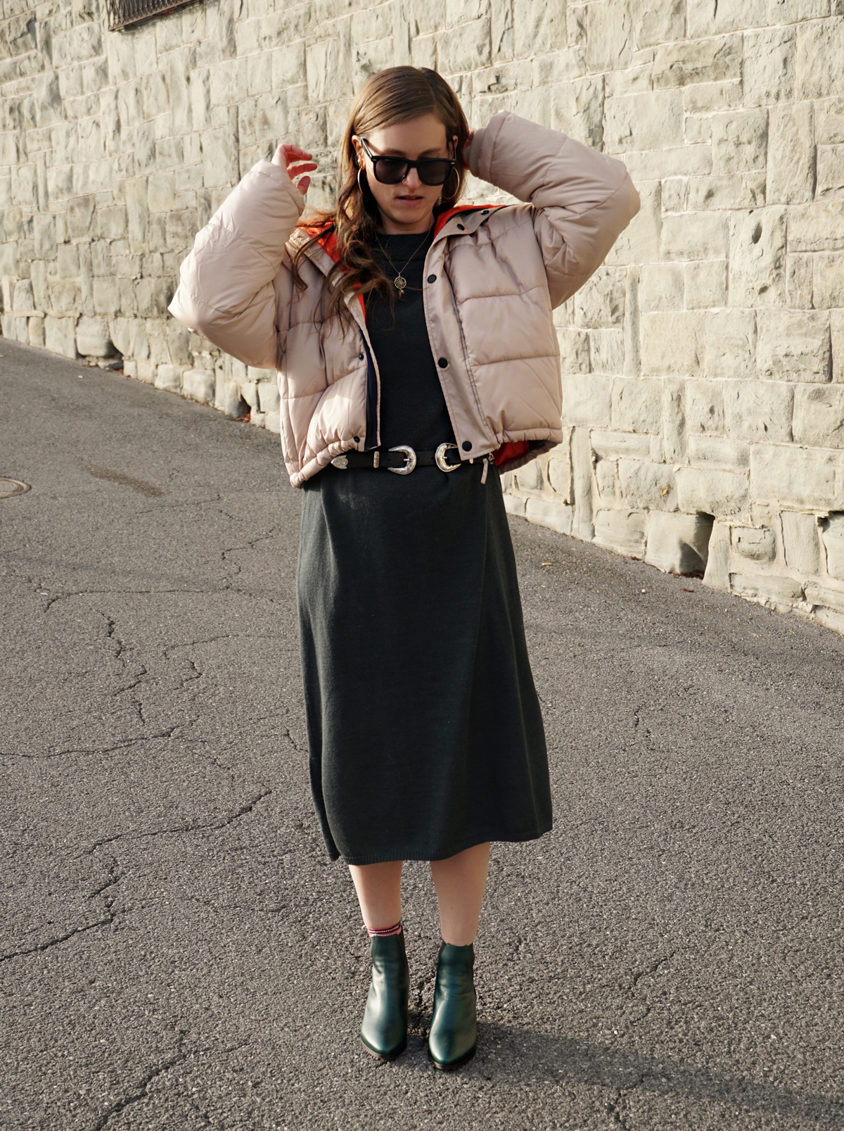 Andrea Steiner vom Mode Blog Strawberries 'n' Champagne aus der Schweiz trägt nachhaltig produzierte Kleider. Eine Winterkleid von Jungle Folk, eine Pufferjacke von Kings of Indigo und Schuhe von Nine to Five.