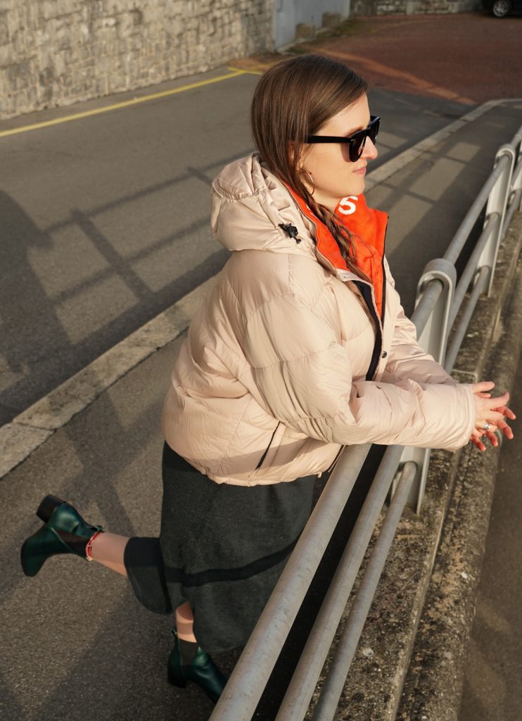 Andrea Steiner vom Mode Blog Strawberries 'n' Champagne aus der Schweiz trägt nachhaltig produzierte Kleider. Eine Winterkleid von Jungle Folk, eine Pufferjacke von Kings of Indigo und Schuhe von Nine to Five.