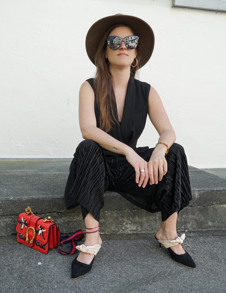 Andrea Steiner vom Mode blog Strawberries n Champagne aus der Schweiz trägt eine Weste für den Sommer. Sie gehört zu den grossen Trends im 2020.