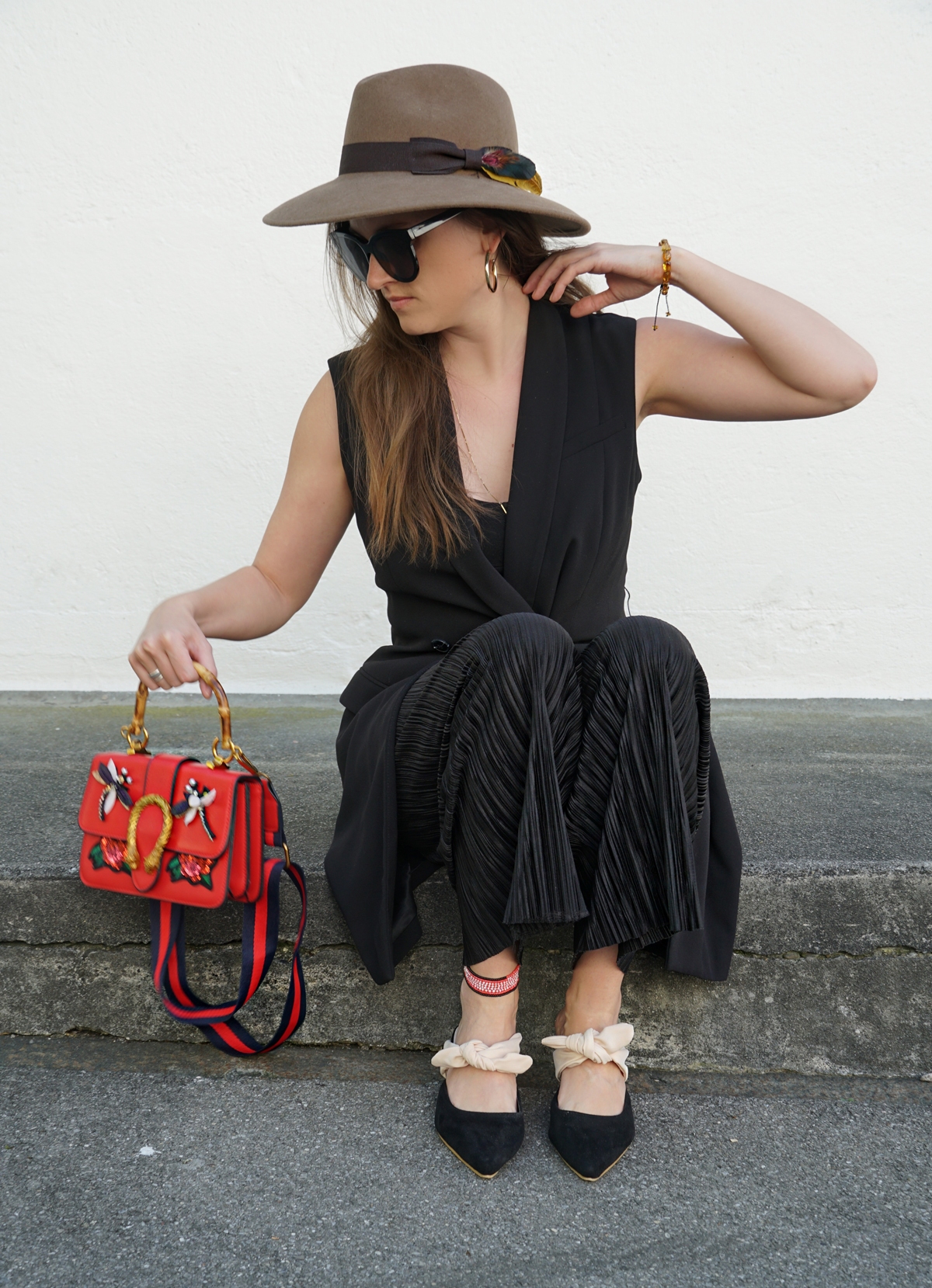 Andrea Steiner vom Mode blog Strawberries n Champagne aus der Schweiz trägt eine Weste für den Sommer. Sie gehört zu den grossen Trends im 2020.