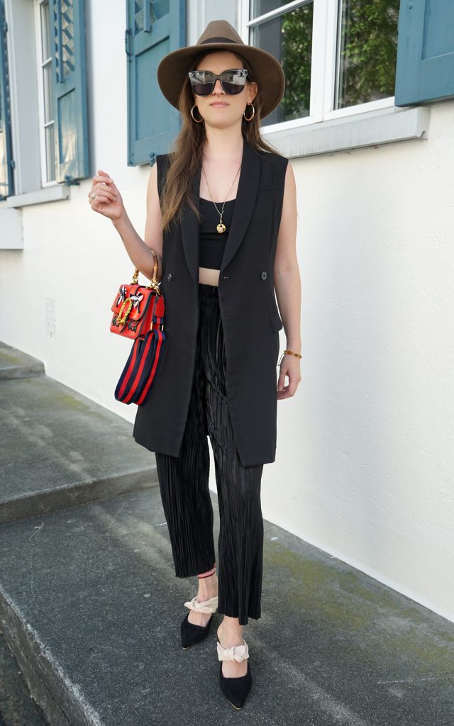 Andrea Steiner vom Mode blog Strawberries n Champagne aus der Schweiz trägt eine Weste für den Sommer. Sie gehört zu den grossen Trends im 2020.